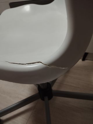 Silla giratoria blanca y gris