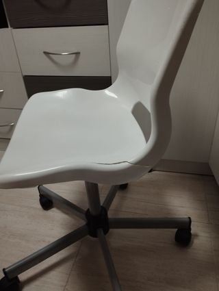 Silla giratoria blanca y gris