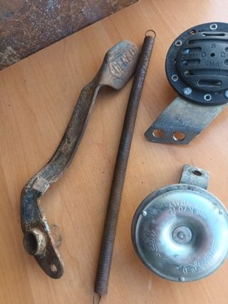 Piezas moto clásicas: pedal, muelle, claxon