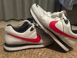 Zapatillas Nike blancas y rojas