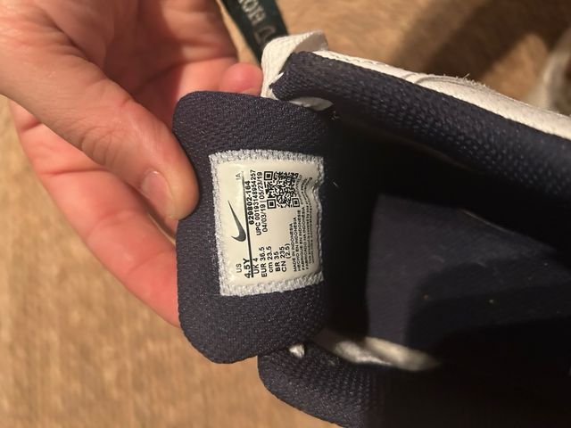 Zapatillas Nike blancas y rojas