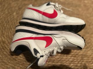 Zapatillas Nike blancas y rojas