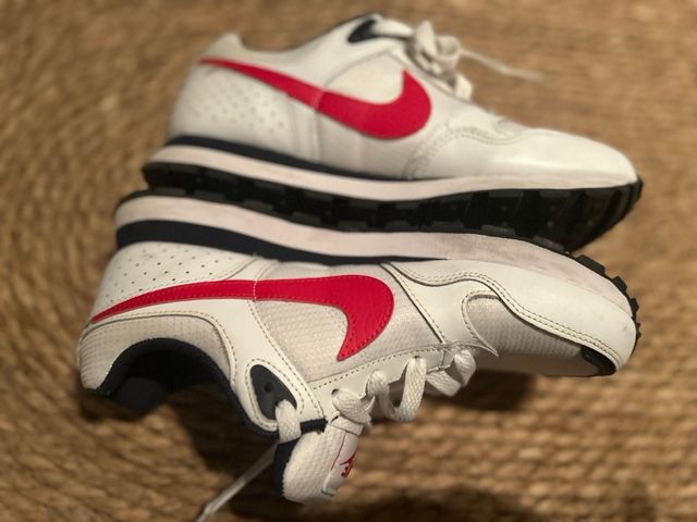 Zapatillas Nike blancas y rojas