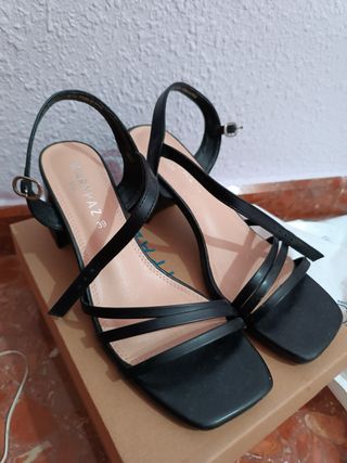zapatos de tacón negros