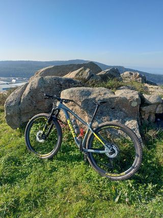Bicicleta KONA Honzo - MTB Carbono
