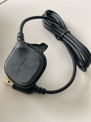 GPS Garmin con su cargador