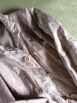 Gabardina Clement bordada beige