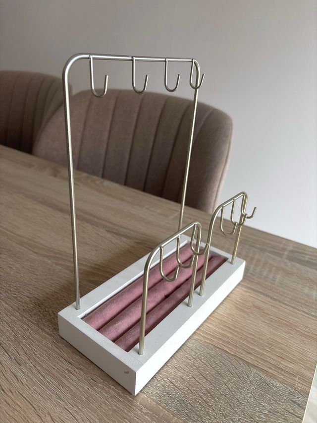 Joyero de metal blanco, plateado y rosa