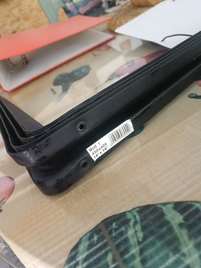 Escuadras de metal negro