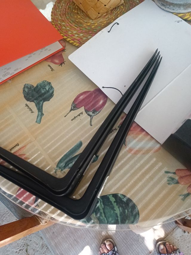 Escuadras de metal negro