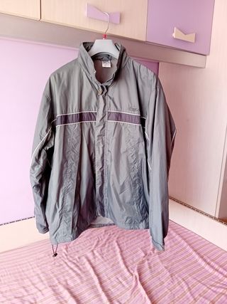 Chaqueta  gris XXL impermeable y pantalón a juego 