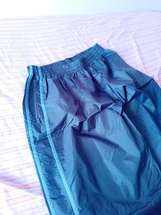 Chaqueta  gris XXL impermeable y pantalón a juego 