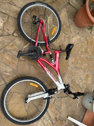 Bicicleta MTB Decathlon 24" roja