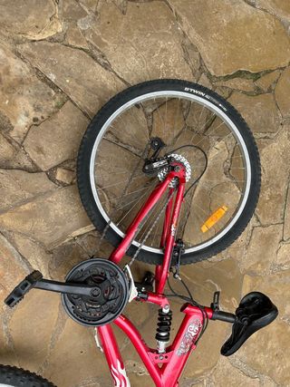 Bicicleta MTB Decathlon 24" roja