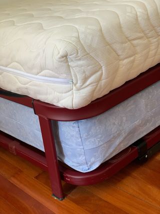 Cama con dos somieres y colchones. Perfecto estado