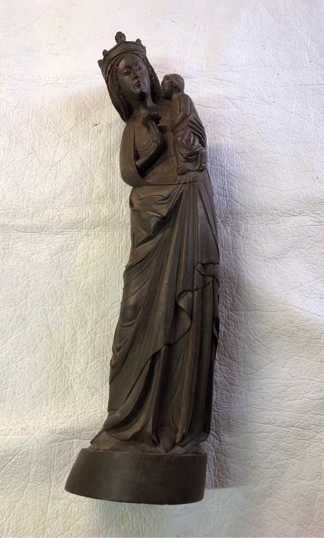 Escultura de virgen tallada a mano en madera