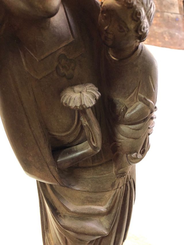 Escultura de virgen tallada a mano en madera