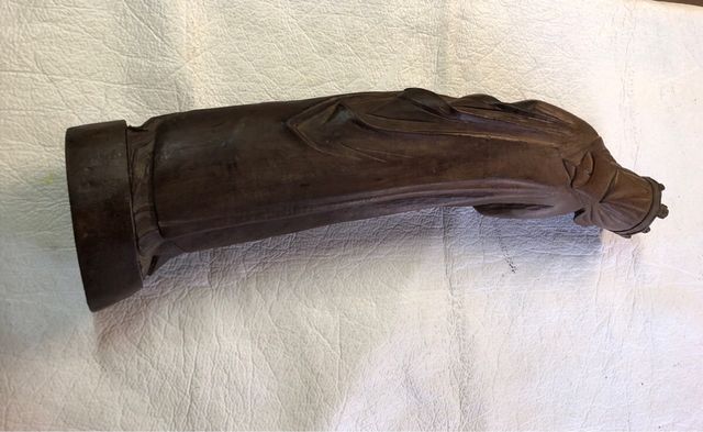 Escultura de virgen tallada a mano en madera