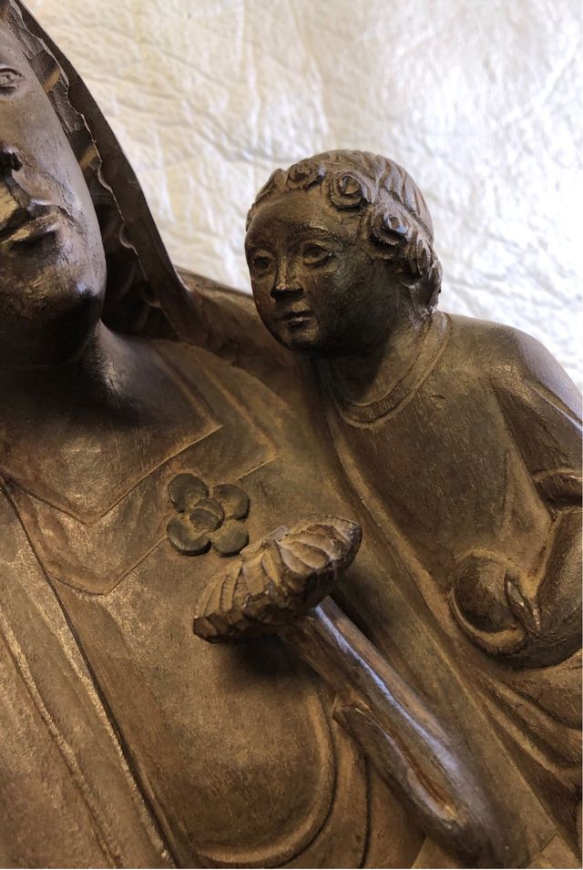 Escultura de virgen tallada a mano en madera