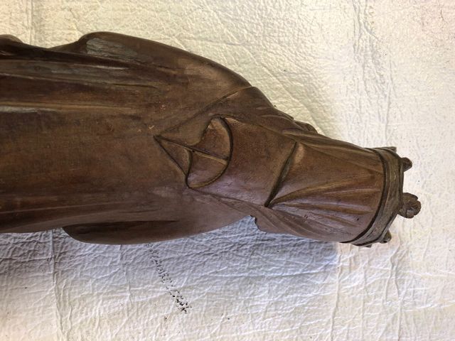 Escultura de virgen tallada a mano en madera