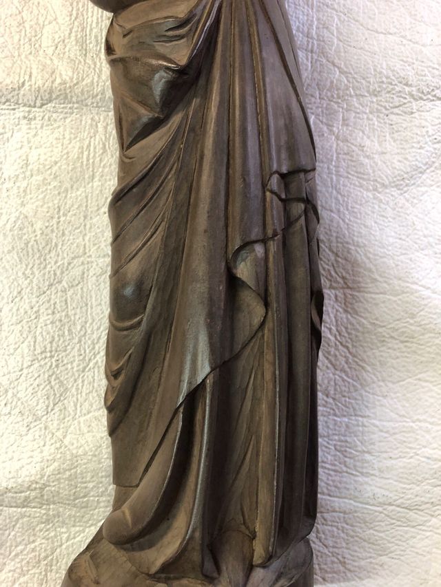 Escultura de virgen tallada a mano en madera
