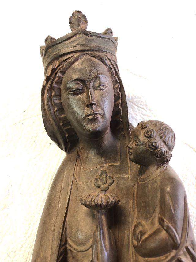 Escultura de virgen tallada a mano en madera