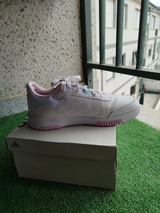 Zapatillas Adidas blancas y rosas