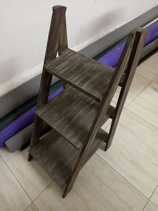 Estantería de madera gris