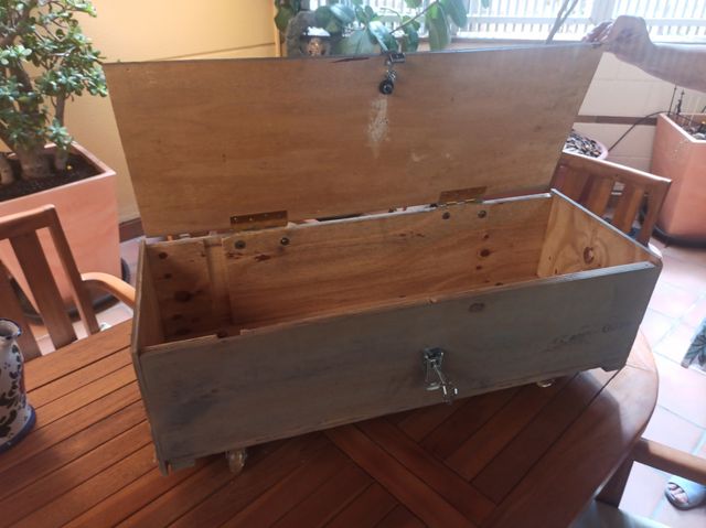 Arcón madera con ruedas - Gris