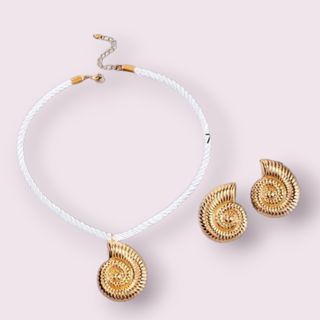 Collar y pendientes caracola dorada