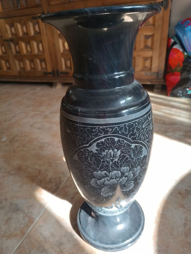 Jarrón de mármol negro y plata, vintage 
