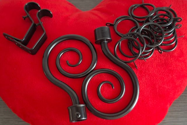 Terminales, soportes y anillas para barra cortina