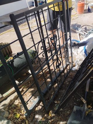 Tres rejas hierro forjado. Buen estado