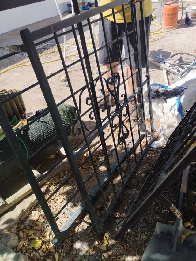 Tres rejas hierro forjado. Buen estado