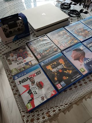 PS4 Blanca + 10 Juegos