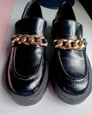 Mocasines Zara negros con cadena dorada