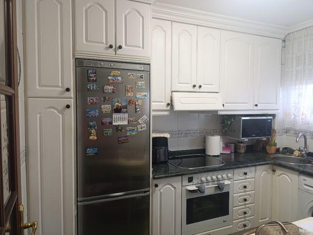 Cocina blanca completa.