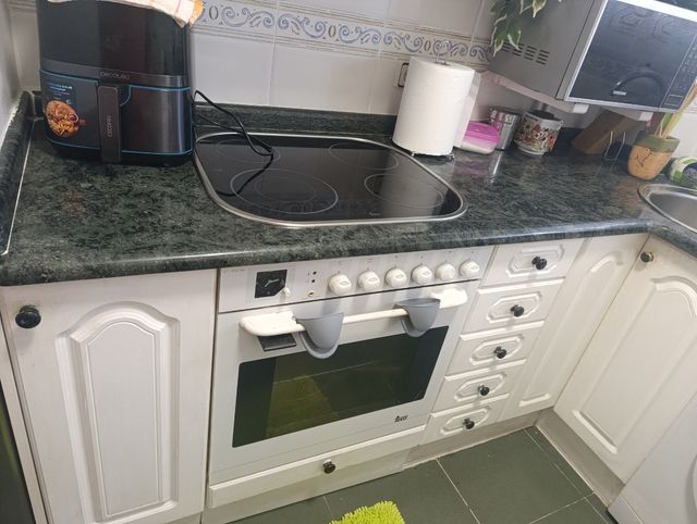 Cocina blanca completa.