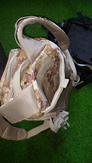 Mochila táctica 35L-camuflaje tierra 25€ 
negra20€