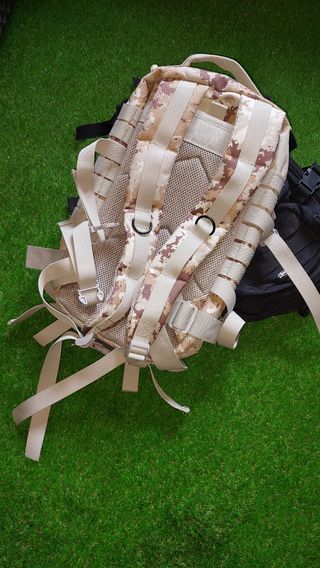 Mochila táctica 35L-camuflaje tierra 25€ 
negra20€