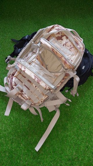 Mochila táctica 35L-camuflaje tierra 25€ 
negra20€