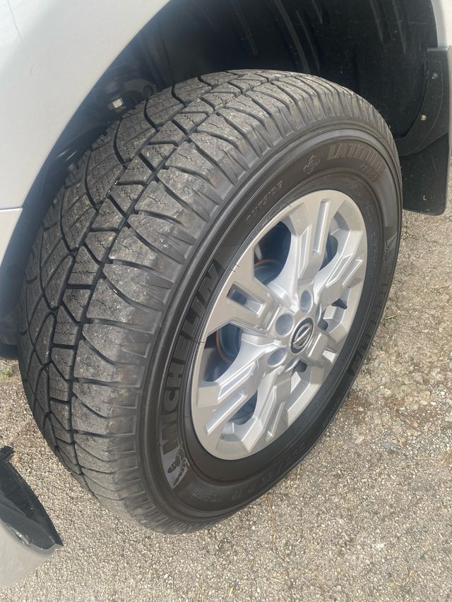 Llantas Nissan con cubiertas Michelin y Toyo Tyres