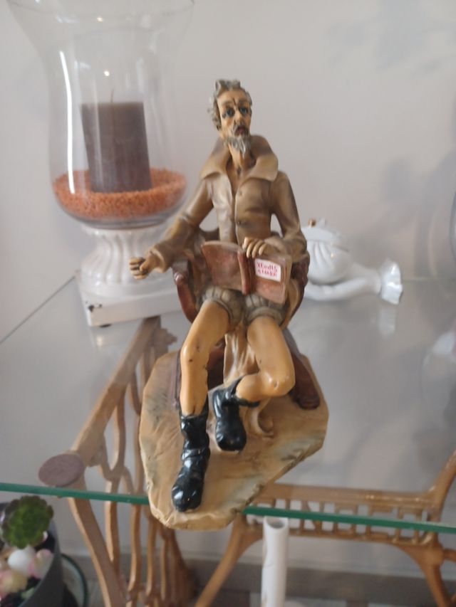 Figura resina hombre leyendo