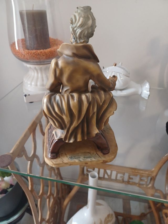 Figura resina hombre leyendo