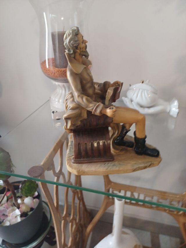 Figura resina hombre leyendo