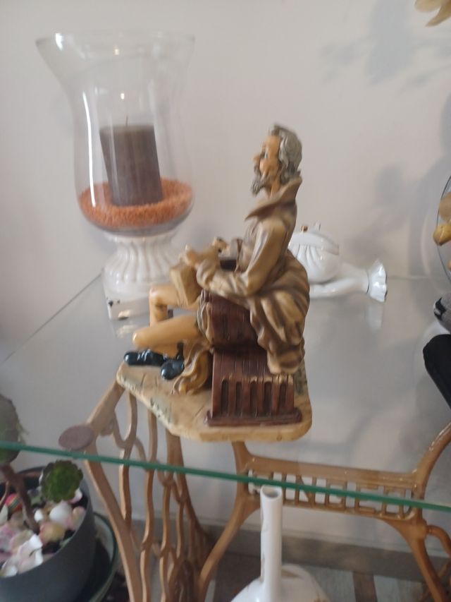 Figura resina hombre leyendo