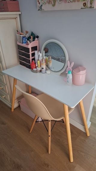 Tocador maquillaje y silla estilo nordico.