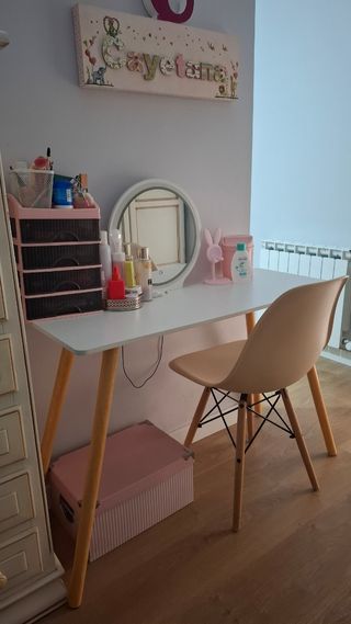 Tocador maquillaje y silla estilo nordico.