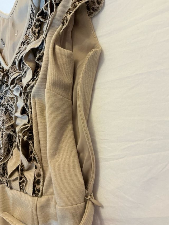 VESTIDO BEIGE CON VOLANTES MUJER 