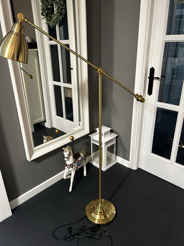 Lámpara de pie Ikea dorada